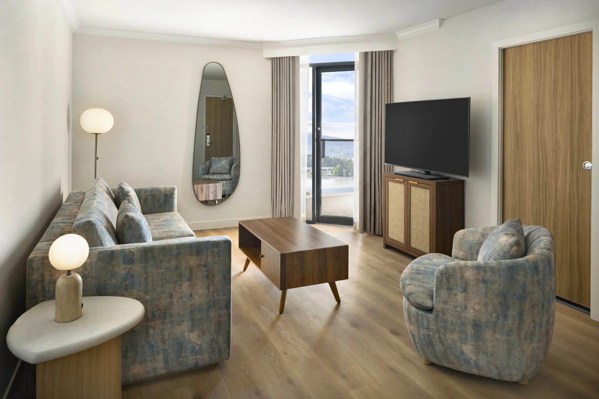 One Bedroom Suites at Pinnacle Hotel Harbourfront, downtown Vancouver, photo 2