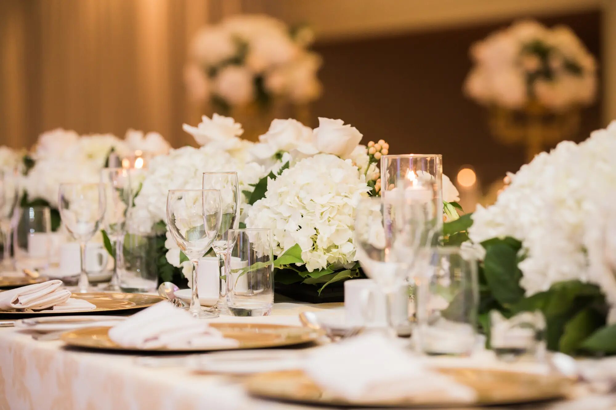 Elegant wedding table setting with white florals at Pinnacle Hotel Harbourfront